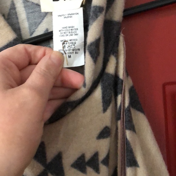 Long sleeve top with cut out shoulder. Never worn, came from a boutique. - Picture 3 of 3